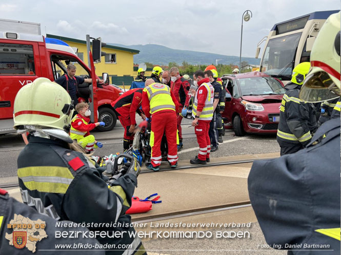 20220506 Menschenrettung nach Unfall Pkw gegen Badner-Bahn   Foto: Ing. Daniel Bartmann