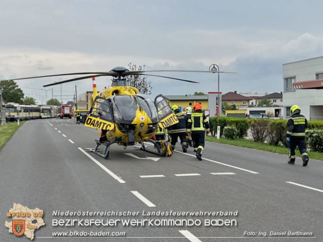 20220506 Menschenrettung nach Unfall Pkw gegen Badner-Bahn   Foto: Ing. Daniel Bartmann