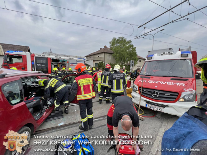 20220506 Menschenrettung nach Unfall Pkw gegen Badner-Bahn   Foto: Ing. Daniel Bartmann