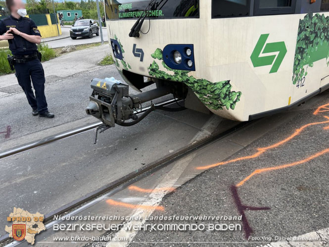 20220506 Menschenrettung nach Unfall Pkw gegen Badner-Bahn Foto: Ing. Daniel Bartmann 20220506 Menschenrettung nach Unfall Pkw gegen Badner-Bahn Foto: Ing. Daniel Bartmann