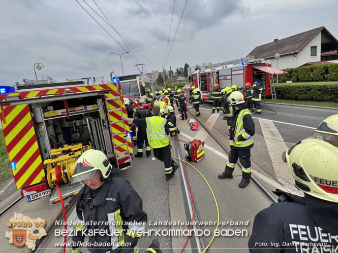 20220506 Menschenrettung nach Unfall Pkw gegen Badner-Bahn   Foto: Ing. Daniel Bartmann