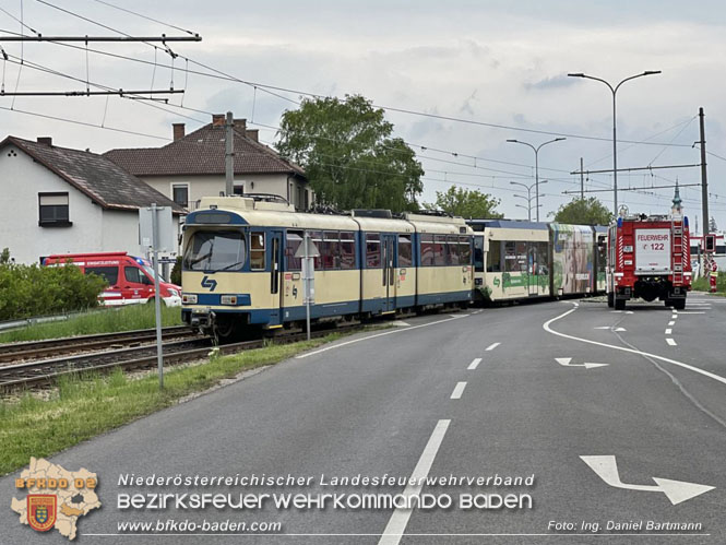 20220506 Menschenrettung nach Unfall Pkw gegen Badner-Bahn   Foto: Ing. Daniel Bartmann