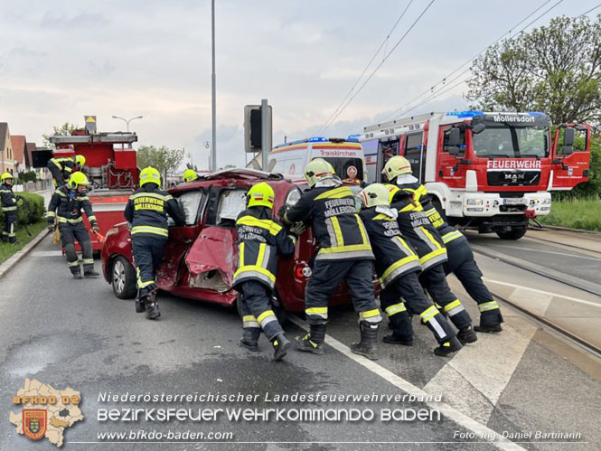 20220506 Menschenrettung nach Unfall Pkw gegen Badner-Bahn   Foto: Ing. Daniel Bartmann