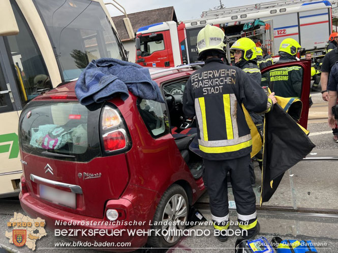20220506 Menschenrettung nach Unfall Pkw gegen Badner-Bahn Foto: Ing. Daniel Bartmann 20220506 Menschenrettung nach Unfall Pkw gegen Badner-Bahn Foto: Ing. Daniel Bartmann
