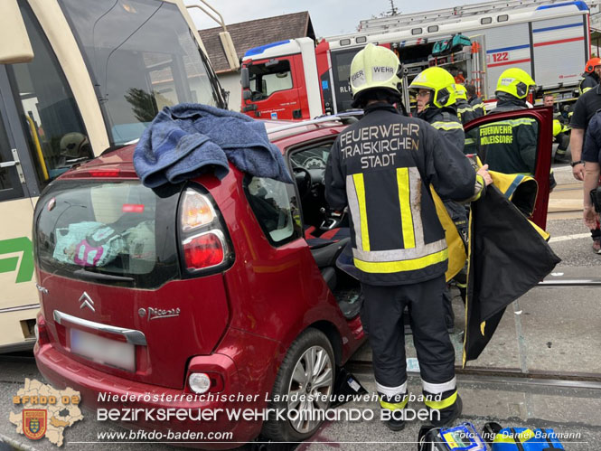 20220506 Menschenrettung nach Unfall Pkw gegen Badner-Bahn   Foto: Ing. Daniel Bartmann