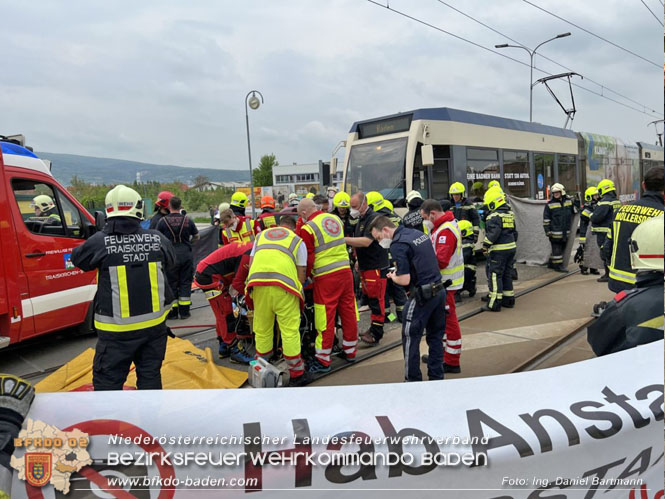 20220506 Menschenrettung nach Unfall Pkw gegen Badner-Bahn   Foto: Ing. Daniel Bartmann