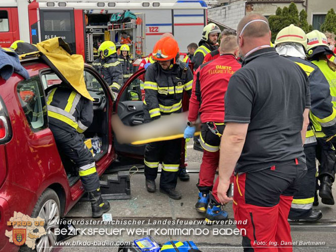 20220506 Menschenrettung nach Unfall Pkw gegen Badner-Bahn   Foto: Ing. Daniel Bartmann