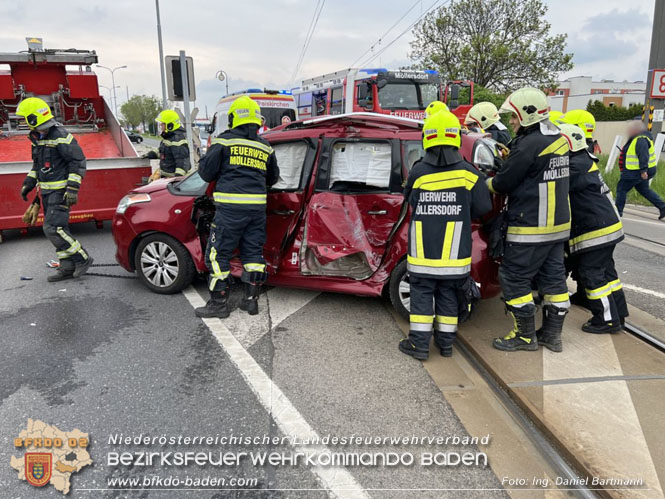 20220506 Menschenrettung nach Unfall Pkw gegen Badner-Bahn   Foto: Ing. Daniel Bartmann