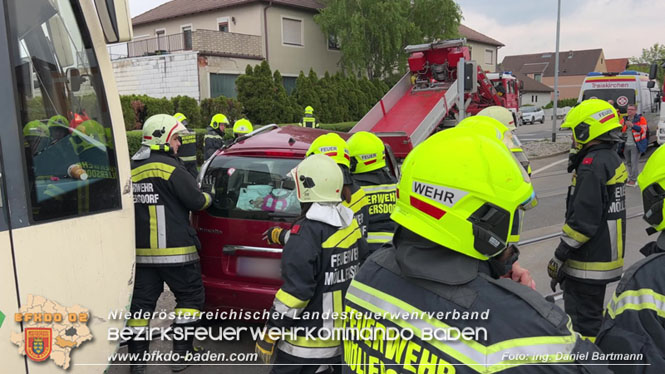 20220506 Menschenrettung nach Unfall Pkw gegen Badner-Bahn   Foto: Ing. Daniel Bartmann