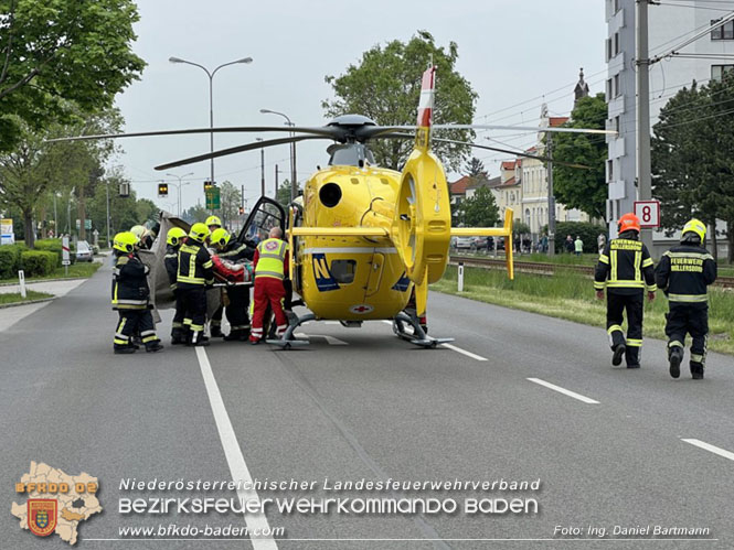 20220506 Menschenrettung nach Unfall Pkw gegen Badner-Bahn   Foto: Ing. Daniel Bartmann