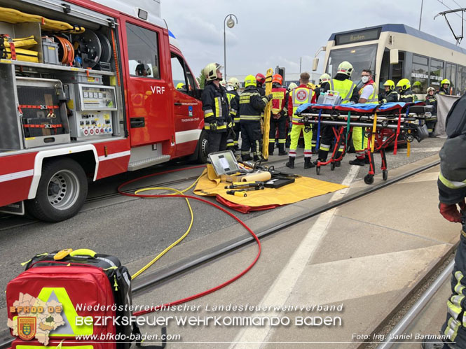 20220506 Menschenrettung nach Unfall Pkw gegen Badner-Bahn   Foto: Ing. Daniel Bartmann