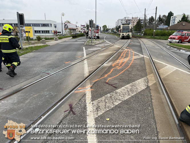 20220506 Menschenrettung nach Unfall Pkw gegen Badner-Bahn   Foto: Ing. Daniel Bartmann