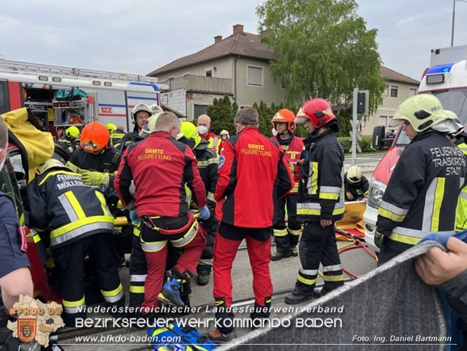 20220506 Menschenrettung nach Unfall Pkw gegen Badner-Bahn   Foto: Ing. Daniel Bartmann