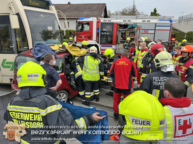 20220506 Menschenrettung nach Unfall Pkw gegen Badner-Bahn   Foto: Ing. Daniel Bartmann