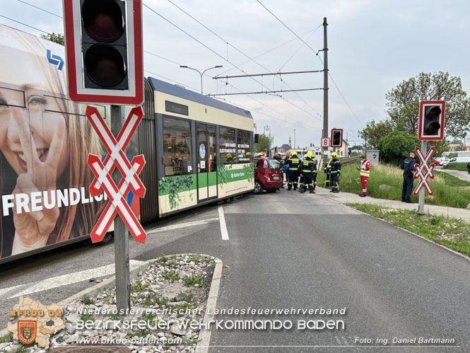 20220506 Menschenrettung nach Unfall Pkw gegen Badner-Bahn   Foto: Ing. Daniel Bartmann