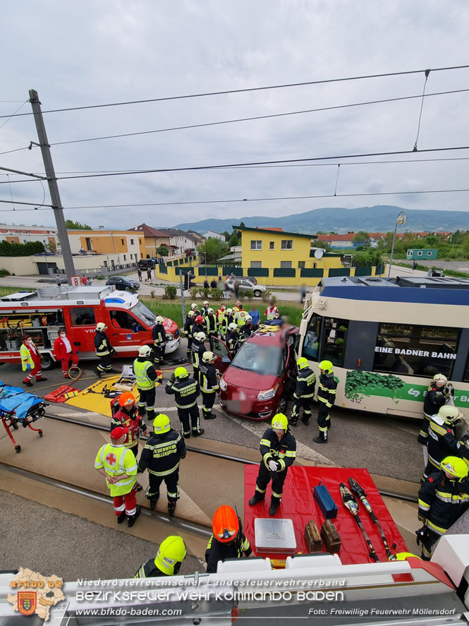 20220506 Menschenrettung nach Unfall Pkw gegen Badner-Bahn   Foto: FF Mllersdorf