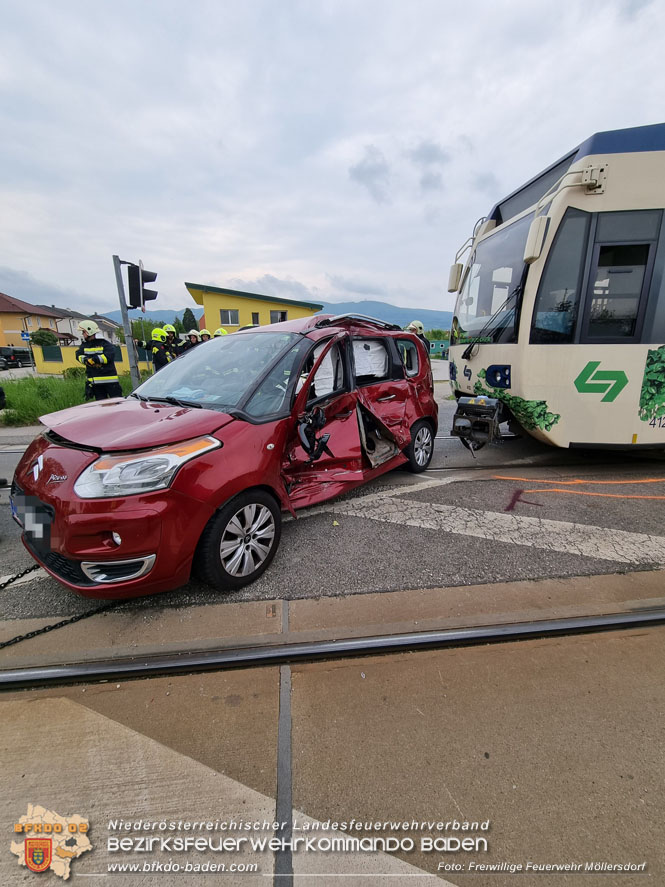20220506 Menschenrettung nach Unfall Pkw gegen Badner-Bahn Foto: FF Möllersdorf 20220506 Menschenrettung nach Unfall Pkw gegen Badner-Bahn Foto: FF Möllersdorf