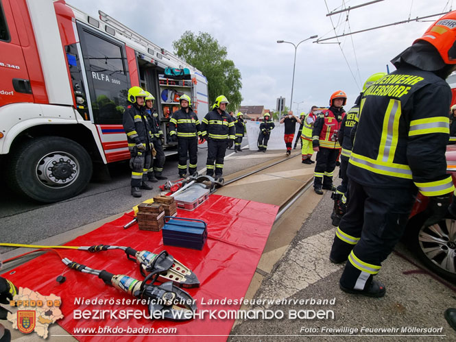 20220506 Menschenrettung nach Unfall Pkw gegen Badner-Bahn Foto: FF Möllersdorf 20220506 Menschenrettung nach Unfall Pkw gegen Badner-Bahn Foto: FF Möllersdorf