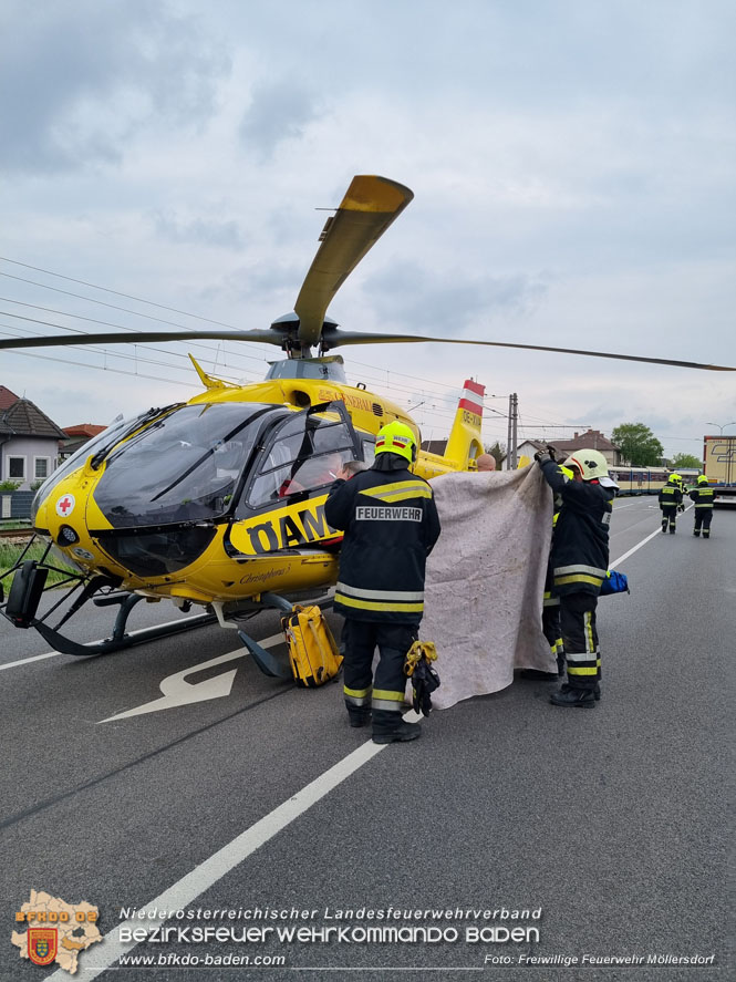 20220506 Menschenrettung nach Unfall Pkw gegen Badner-Bahn   Foto: FF Mllersdorf