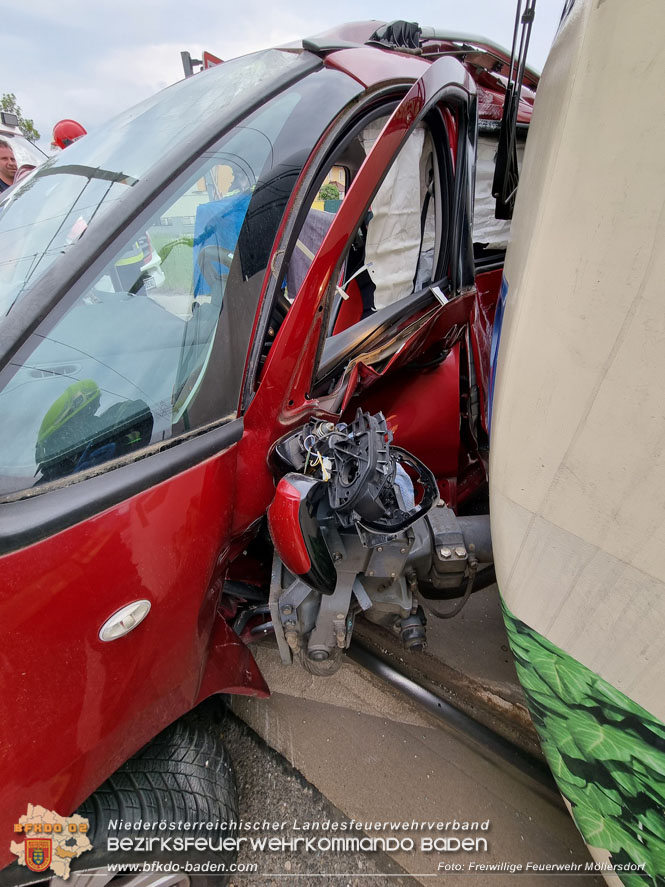 20220506 Menschenrettung nach Unfall Pkw gegen Badner-Bahn   Foto: FF Mllersdorf