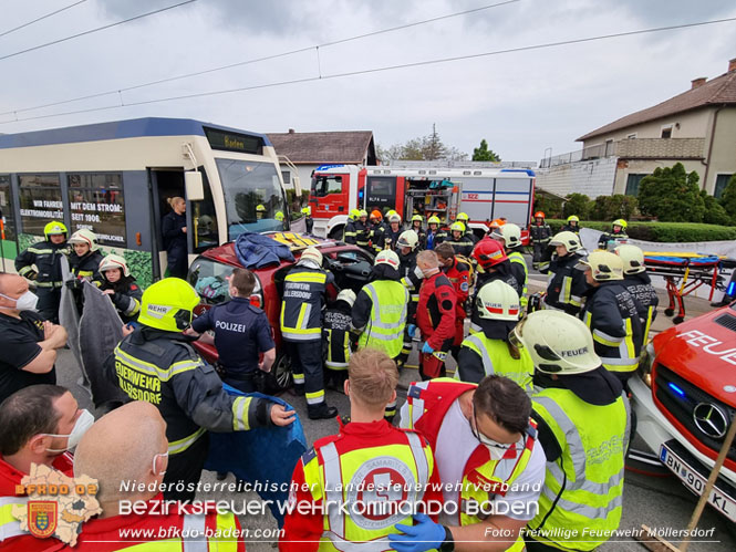20220506 Menschenrettung nach Unfall Pkw gegen Badner-Bahn Foto: FF Möllersdorf 20220506 Menschenrettung nach Unfall Pkw gegen Badner-Bahn Foto: FF Möllersdorf