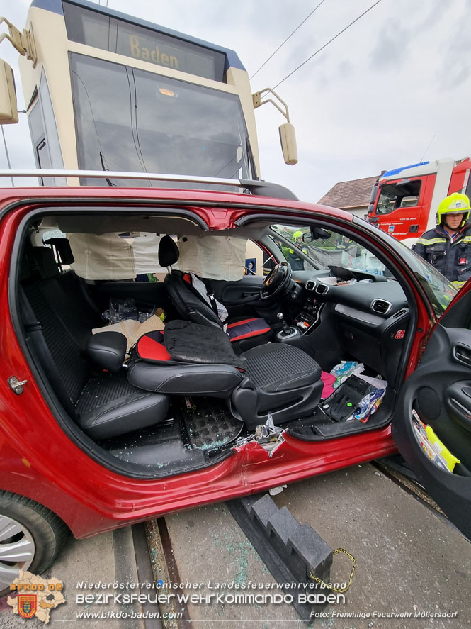 20220506 Menschenrettung nach Unfall Pkw gegen Badner-Bahn Foto: FF Möllersdorf 20220506 Menschenrettung nach Unfall Pkw gegen Badner-Bahn Foto: FF Möllersdorf