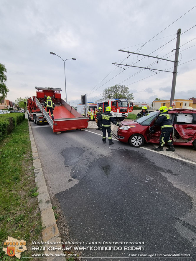 20220506 Menschenrettung nach Unfall Pkw gegen Badner-Bahn Foto: FF Möllersdorf 20220506 Menschenrettung nach Unfall Pkw gegen Badner-Bahn Foto: FF Möllersdorf