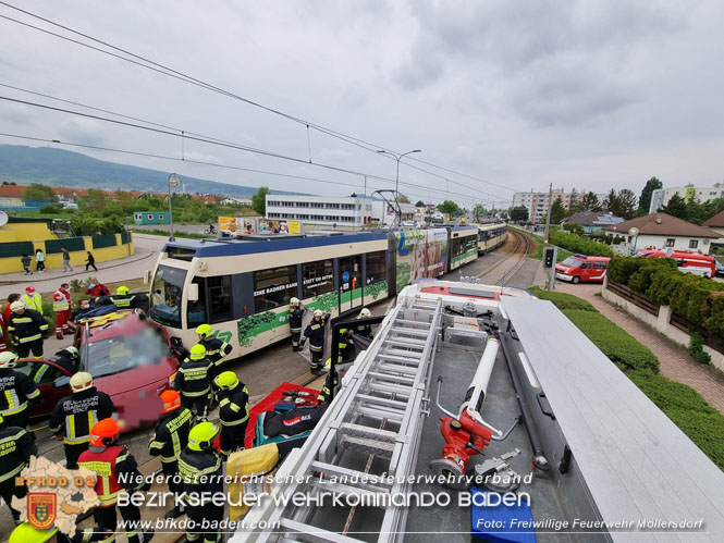 20220506 Menschenrettung nach Unfall Pkw gegen Badner-Bahn Foto: FF Möllersdorf 20220506 Menschenrettung nach Unfall Pkw gegen Badner-Bahn Foto: FF Möllersdorf