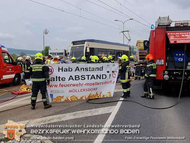 20220506 Menschenrettung nach Unfall Pkw gegen Badner-Bahn   Foto: FF Mllersdorf