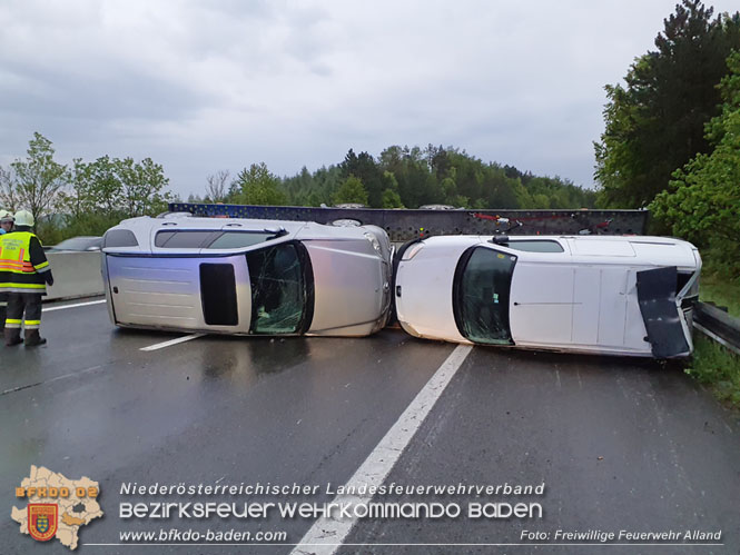 20220513 Umgestürzter Anhänger blockiert die Fahrbahn auf der A21 Foto: Freiwillige Feuerwehr Alland 20220513 Umgestürzter Anhänger blockiert die Fahrbahn auf der A21 Foto: Freiwillige Feuerwehr Alland