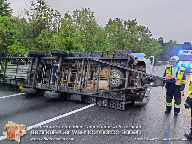 20220513 Umgestürzter Anhänger blockiert die Fahrbahn auf der A21 Foto: Freiwillige Feuerwehr Alland 20220513 Umgestürzter Anhänger blockiert die Fahrbahn auf der A21 Foto: Freiwillige Feuerwehr Alland