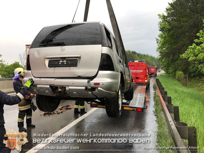 20220513 Umgestrzter Anhnger blockiert die Fahrbahn auf der A21  Foto: Freiwillige Feuerwehr Alland