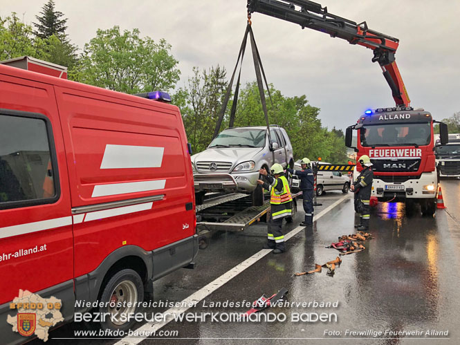 20220513 Umgestürzter Anhänger blockiert die Fahrbahn auf der A21  Foto: Freiwillige Feuerwehr Alland