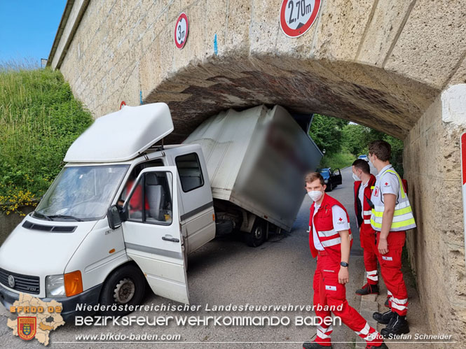 20220617 Bergung Kleintransporter aus Wasserleitungs-Unterführung Pfaffstätten-Einöde Foto: Stefan Schneider 20220617 Bergung Kleintransporter aus Wasserleitungs-Unterführung Pfaffstätten-Einöde Foto: Stefan Schneider