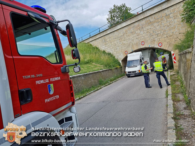 20220617 Bergung Kleintransporter aus Wasserleitungs-Unterführung Pfaffstätten-Einöde Foto: Stefan Schneider 20220617 Bergung Kleintransporter aus Wasserleitungs-Unterführung Pfaffstätten-Einöde Foto: Stefan Schneider