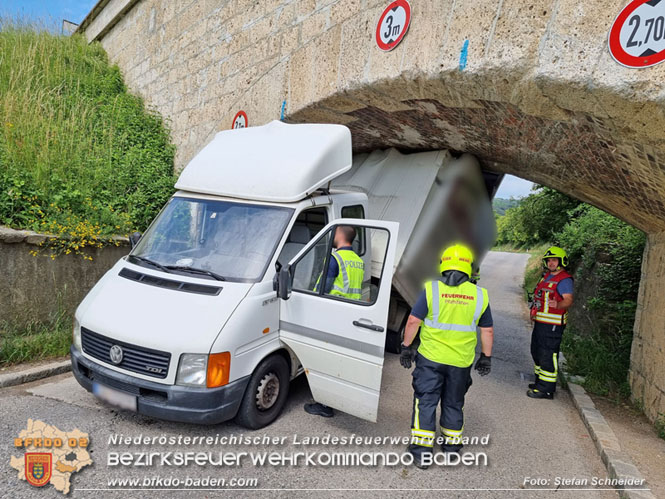 20220617 Bergung Kleintransporter aus Wasserleitungs-Unterführung Pfaffstätten-Einöde Foto: Stefan Schneider 20220617 Bergung Kleintransporter aus Wasserleitungs-Unterführung Pfaffstätten-Einöde Foto: Stefan Schneider