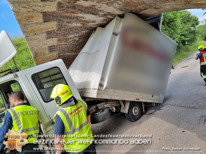 20220617 Bergung Kleintransporter aus Wasserleitungs-Unterführung Pfaffstätten-Einöde Foto: Stefan Schneider 20220617 Bergung Kleintransporter aus Wasserleitungs-Unterführung Pfaffstätten-Einöde Foto: Stefan Schneider