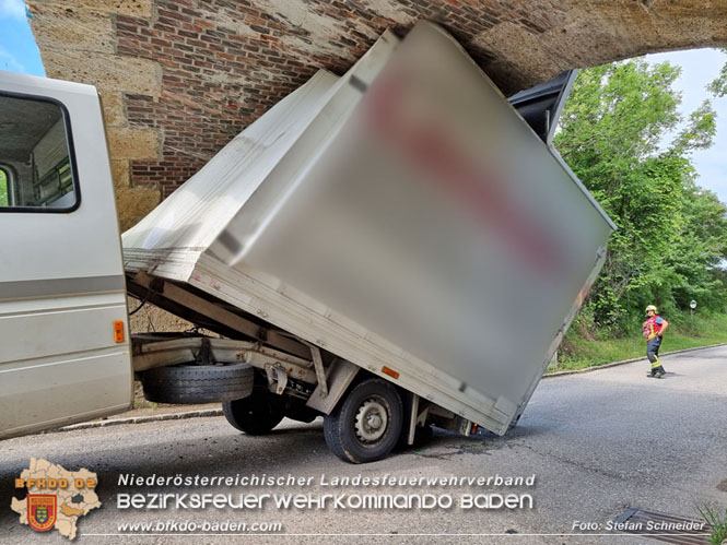 20220617 Bergung Kleintransporter aus Wasserleitungs-Unterführung Pfaffstätten-Einöde Foto: Stefan Schneider 20220617 Bergung Kleintransporter aus Wasserleitungs-Unterführung Pfaffstätten-Einöde Foto: Stefan Schneider