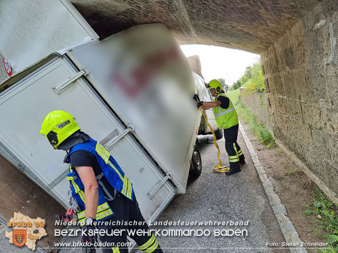 20220617 Bergung Kleintransporter aus Wasserleitungs-Unterführung Pfaffstätten-Einöde Foto: Stefan Schneider 20220617 Bergung Kleintransporter aus Wasserleitungs-Unterführung Pfaffstätten-Einöde Foto: Stefan Schneider