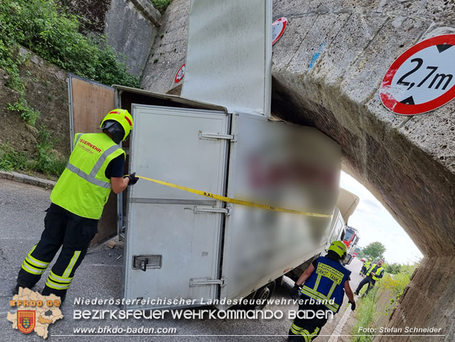20220617 Bergung Kleintransporter aus Wasserleitungs-Unterführung Pfaffstätten-Einöde Foto: Stefan Schneider 20220617 Bergung Kleintransporter aus Wasserleitungs-Unterführung Pfaffstätten-Einöde Foto: Stefan Schneider