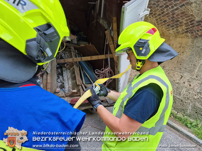 20220617 Bergung Kleintransporter aus Wasserleitungs-Unterführung Pfaffstätten-Einöde Foto: Stefan Schneider 20220617 Bergung Kleintransporter aus Wasserleitungs-Unterführung Pfaffstätten-Einöde Foto: Stefan Schneider