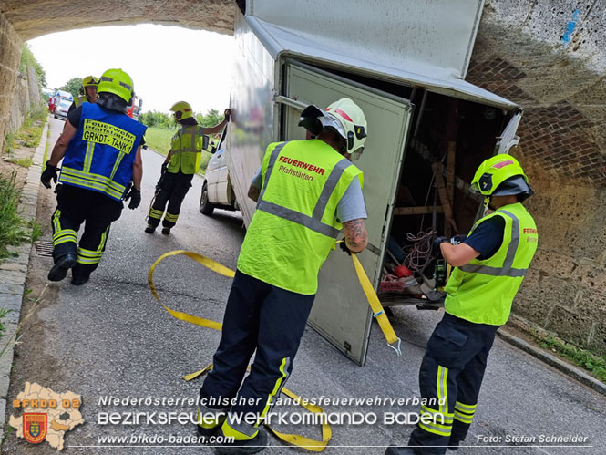 20220617 Bergung Kleintransporter aus Wasserleitungs-Unterführung Pfaffstätten-Einöde Foto: Stefan Schneider 20220617 Bergung Kleintransporter aus Wasserleitungs-Unterführung Pfaffstätten-Einöde Foto: Stefan Schneider