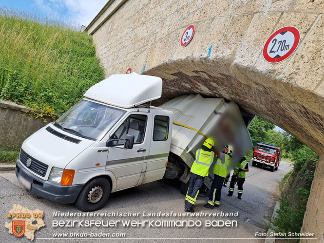 20220617 Bergung Kleintransporter aus Wasserleitungs-Unterführung Pfaffstätten-Einöde Foto: Stefan Schneider 20220617 Bergung Kleintransporter aus Wasserleitungs-Unterführung Pfaffstätten-Einöde Foto: Stefan Schneider