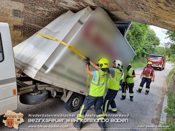 20220617 Bergung Kleintransporter aus Wasserleitungs-Unterführung Pfaffstätten-Einöde Foto: Stefan Schneider 20220617 Bergung Kleintransporter aus Wasserleitungs-Unterführung Pfaffstätten-Einöde Foto: Stefan Schneider