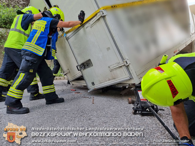 20220617 Bergung Kleintransporter aus Wasserleitungs-Unterführung Pfaffstätten-Einöde Foto: Stefan Schneider 20220617 Bergung Kleintransporter aus Wasserleitungs-Unterführung Pfaffstätten-Einöde Foto: Stefan Schneider