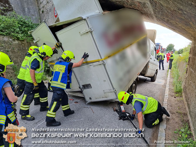 20220617 Bergung Kleintransporter aus Wasserleitungs-Unterführung Pfaffstätten-Einöde Foto: Stefan Schneider 20220617 Bergung Kleintransporter aus Wasserleitungs-Unterführung Pfaffstätten-Einöde Foto: Stefan Schneider