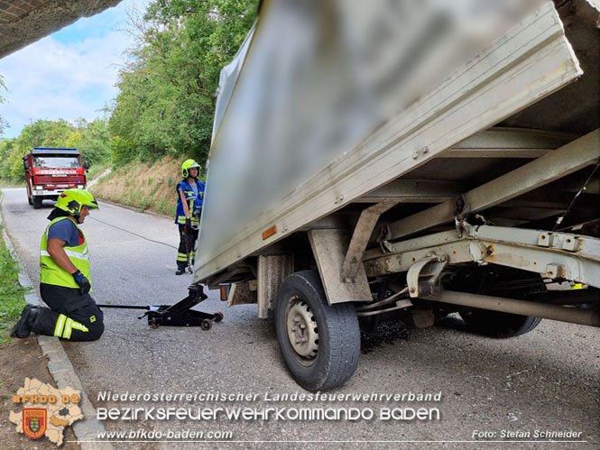 20220617 Bergung Kleintransporter aus Wasserleitungs-Unterführung Pfaffstätten-Einöde Foto: Stefan Schneider 20220617 Bergung Kleintransporter aus Wasserleitungs-Unterführung Pfaffstätten-Einöde Foto: Stefan Schneider