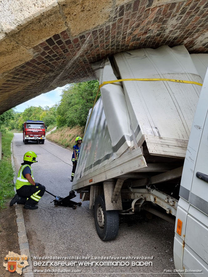 20220617 Bergung Kleintransporter aus Wasserleitungs-Unterfhrung Pfaffsttten-Einde   Foto: Stefan Schneider