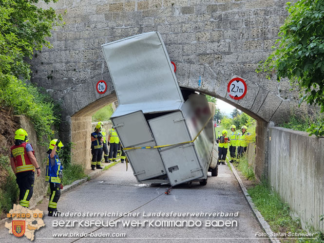 20220617 Bergung Kleintransporter aus Wasserleitungs-Unterführung Pfaffstätten-Einöde Foto: Stefan Schneider 20220617 Bergung Kleintransporter aus Wasserleitungs-Unterführung Pfaffstätten-Einöde Foto: Stefan Schneider