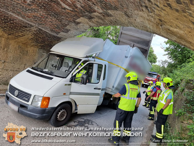 20220617 Bergung Kleintransporter aus Wasserleitungs-Unterführung Pfaffstätten-Einöde Foto: Stefan Schneider 20220617 Bergung Kleintransporter aus Wasserleitungs-Unterführung Pfaffstätten-Einöde Foto: Stefan Schneider